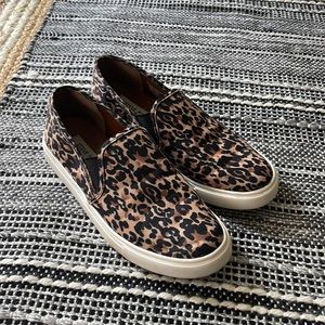 In excellent condition leopard slip on Steve Madden slides.